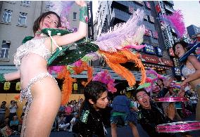 Hundreds of thousands pack Tokyo streets for samba festival+